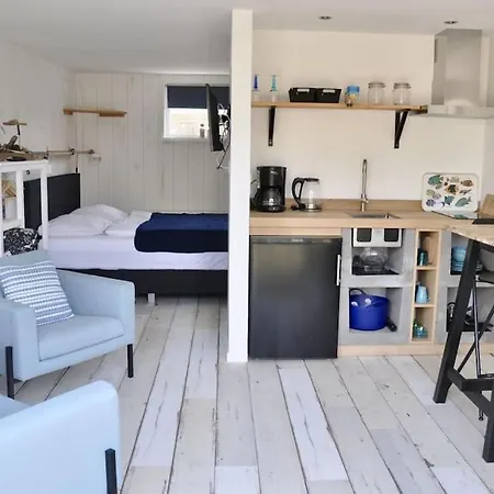 Daire Anna, Strandhuisje Dichtbij Zee & Strand! *